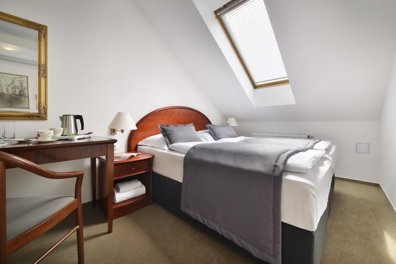 Prague Season Hotel Екстер'єр фото