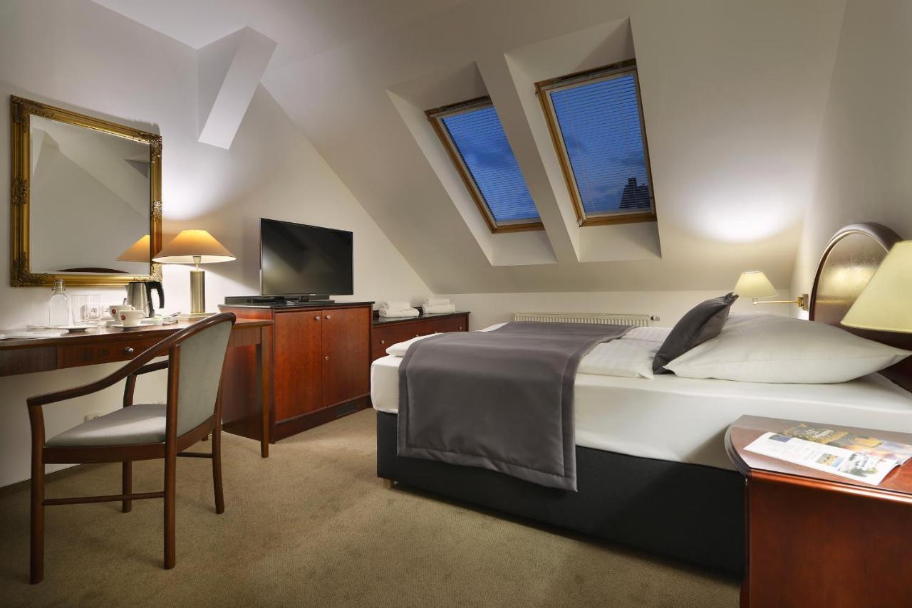 Prague Season Hotel Екстер'єр фото