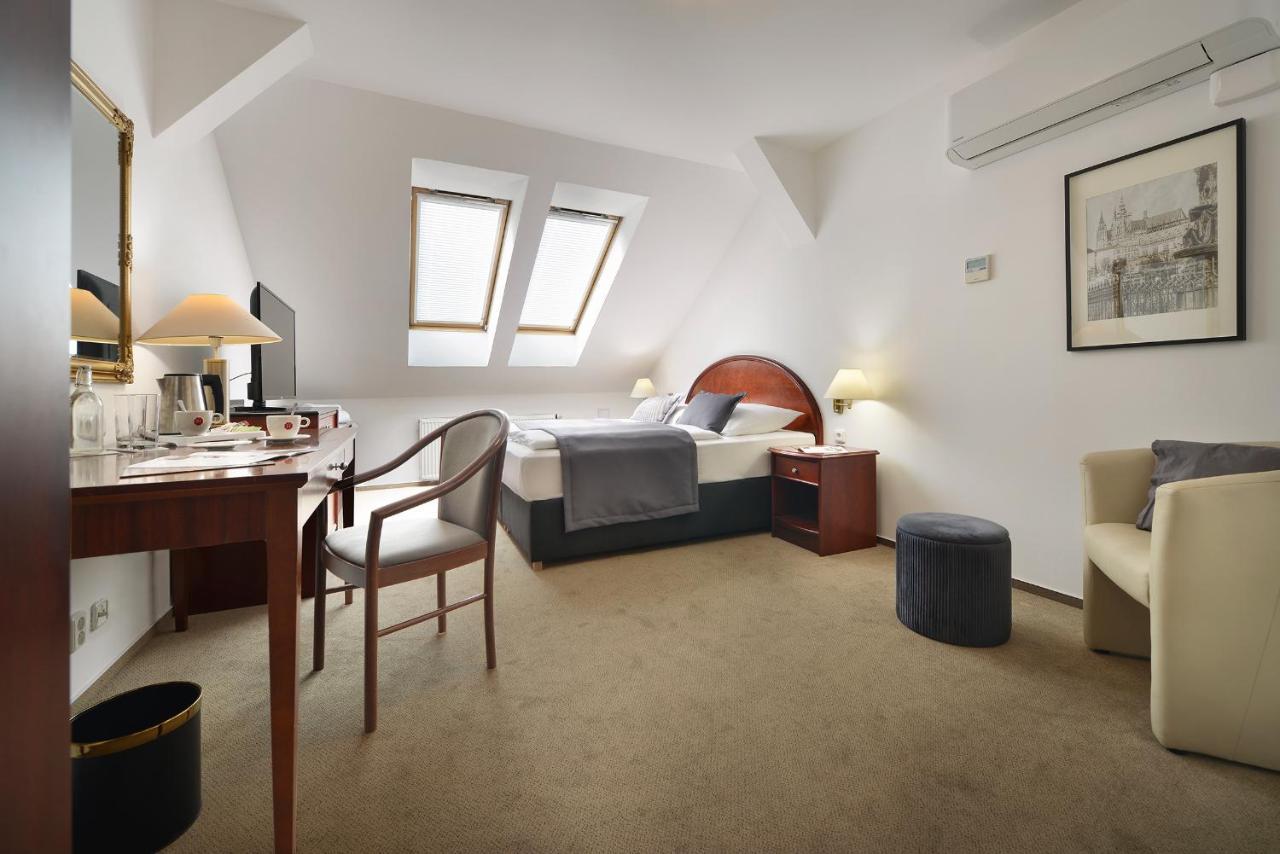 Prague Season Hotel Екстер'єр фото