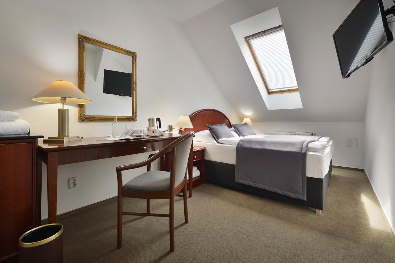 Prague Season Hotel Екстер'єр фото