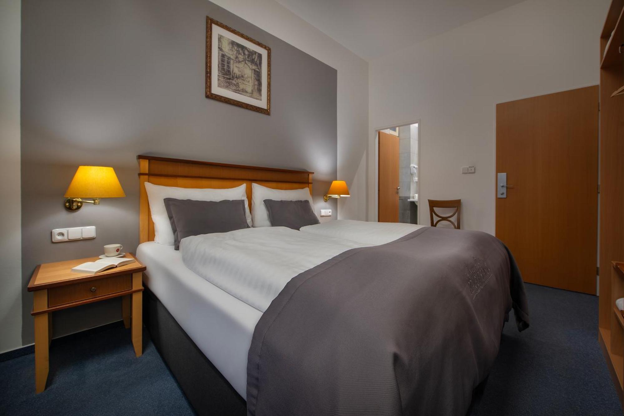 Prague Season Hotel Екстер'єр фото
