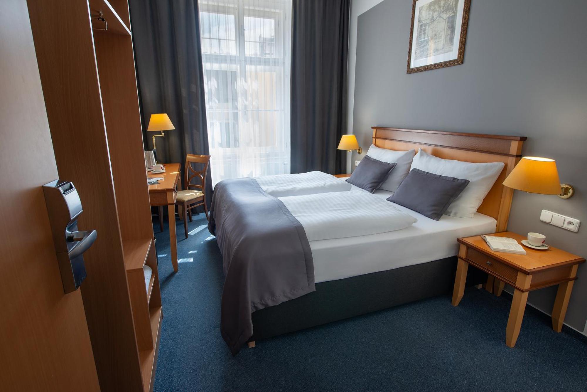 Prague Season Hotel Екстер'єр фото
