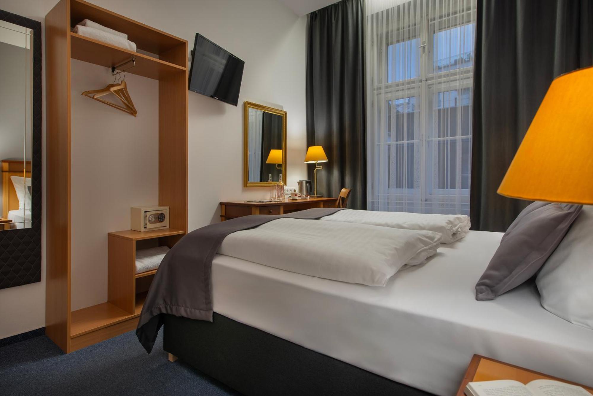 Prague Season Hotel Екстер'єр фото