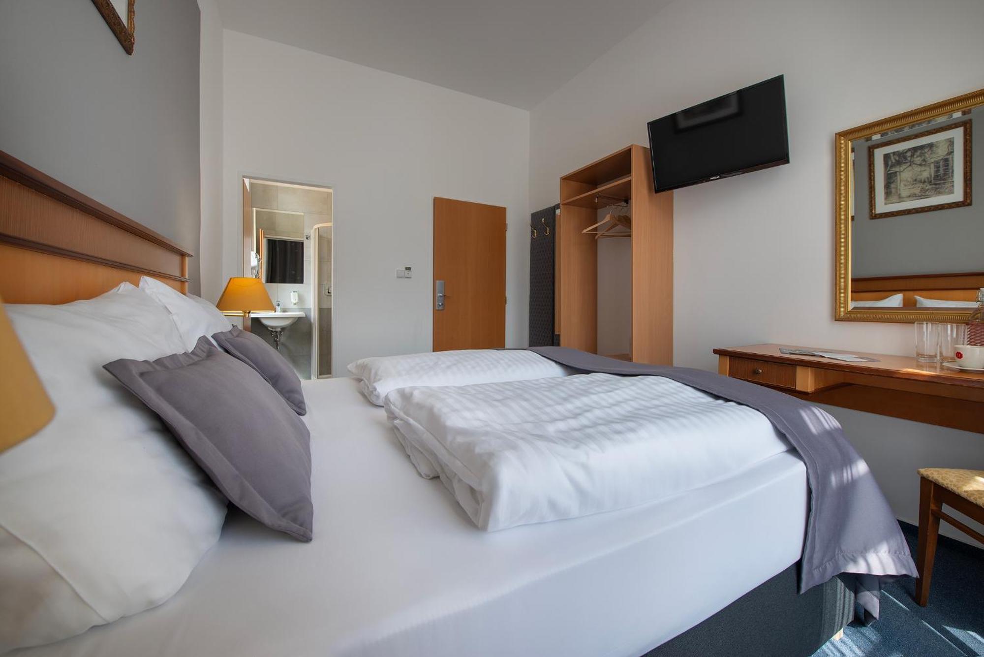 Prague Season Hotel Екстер'єр фото