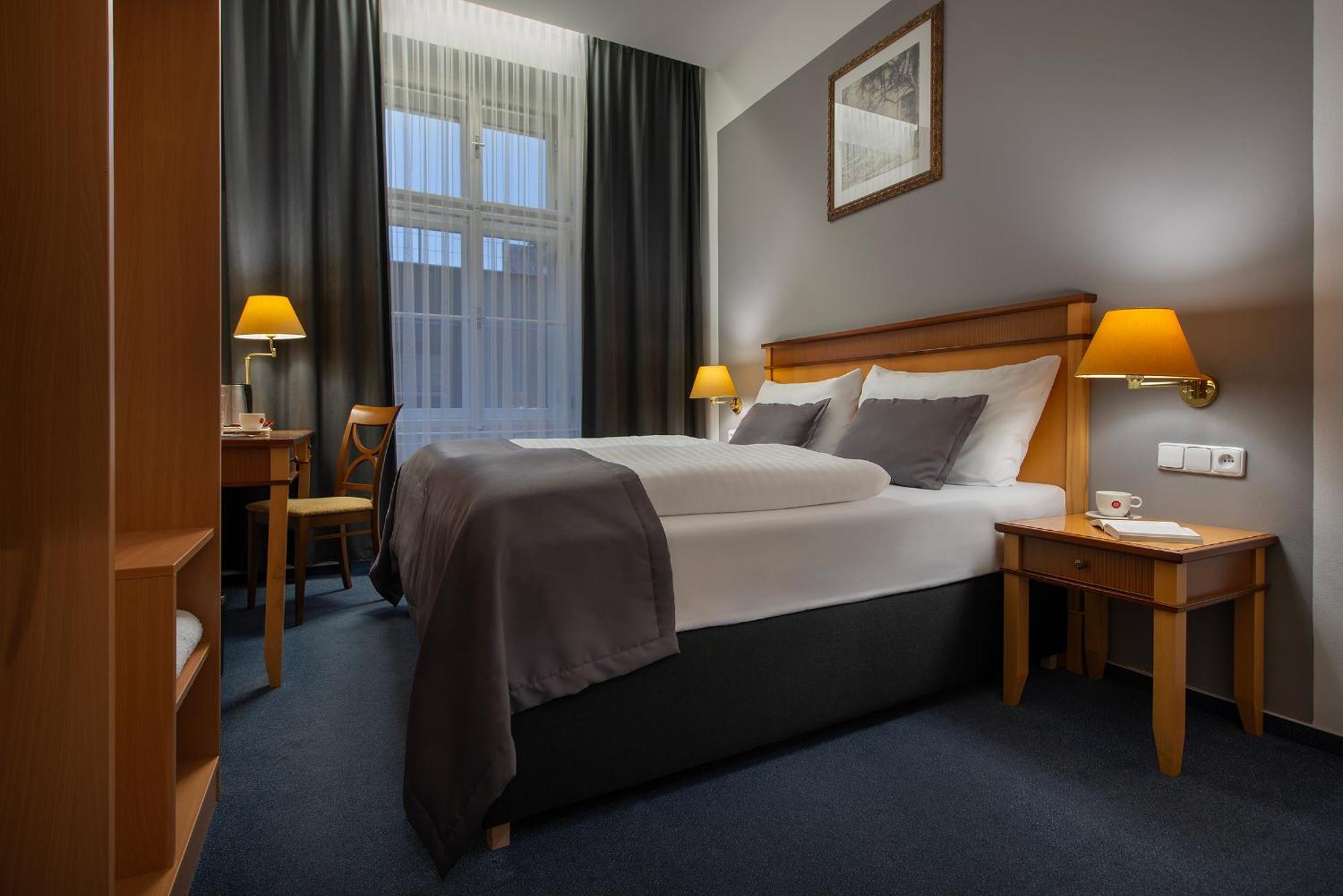 Prague Season Hotel Екстер'єр фото