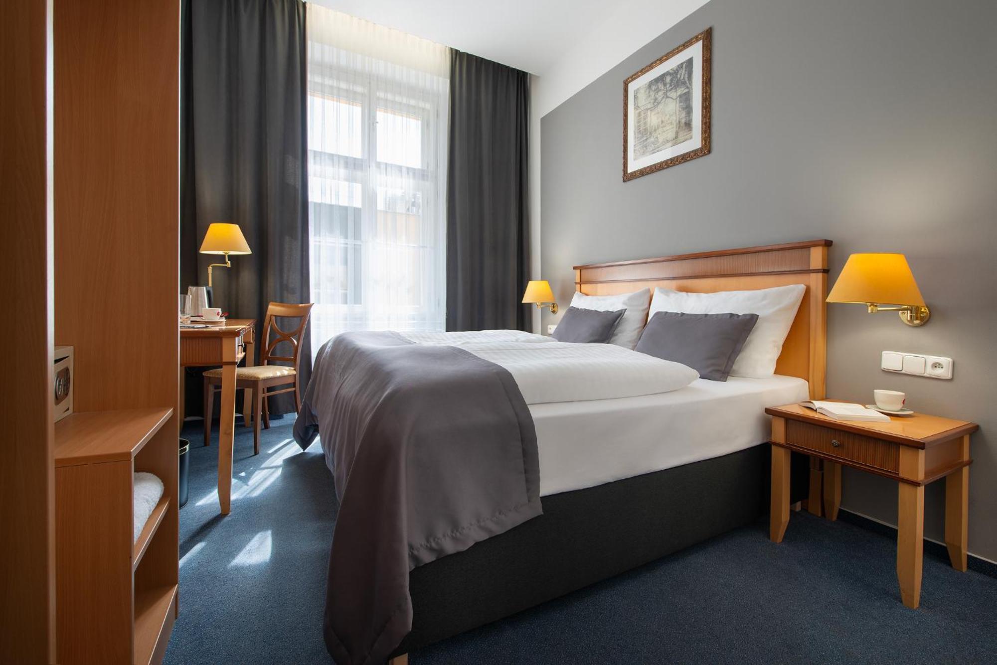 Prague Season Hotel Екстер'єр фото
