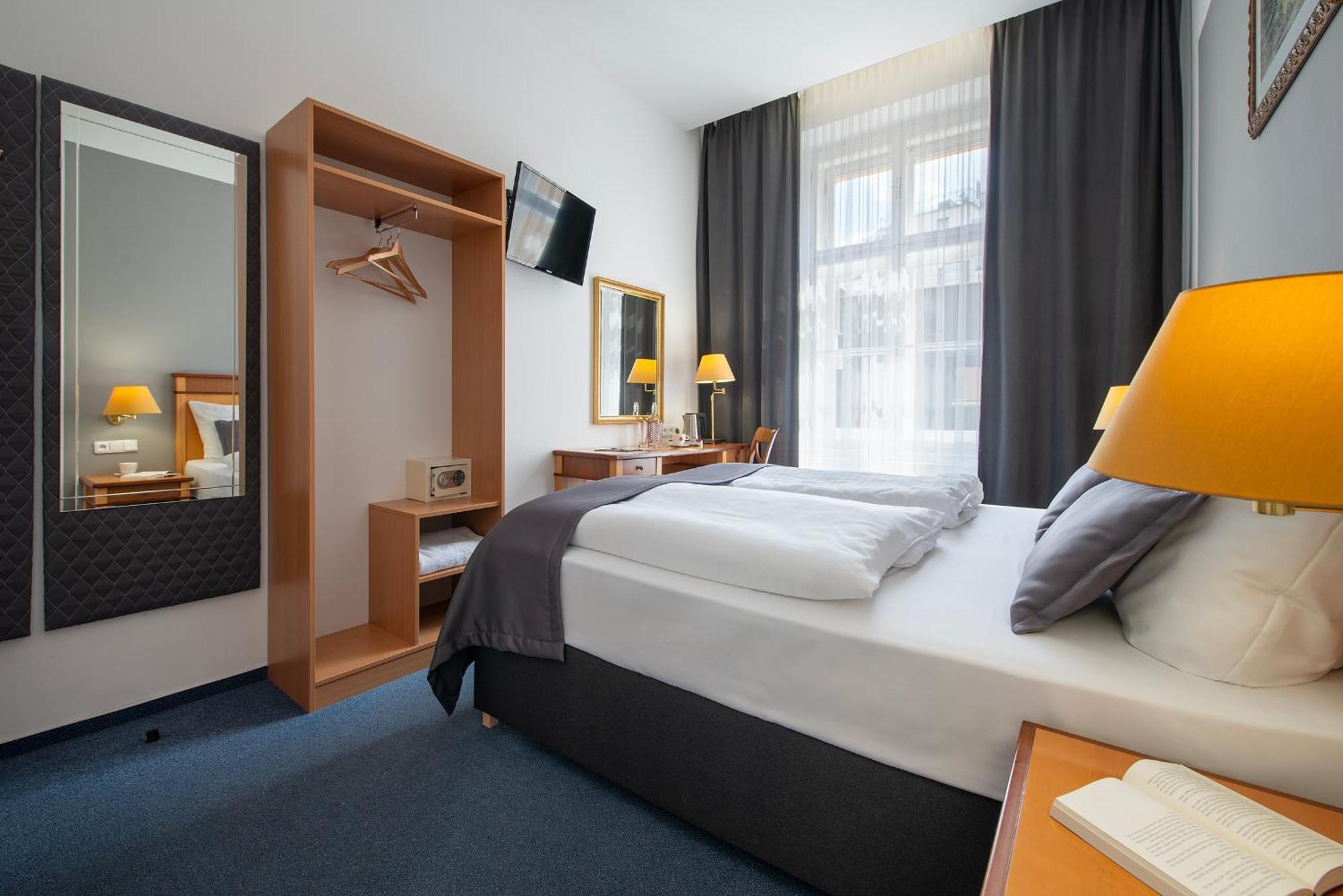 Prague Season Hotel Екстер'єр фото