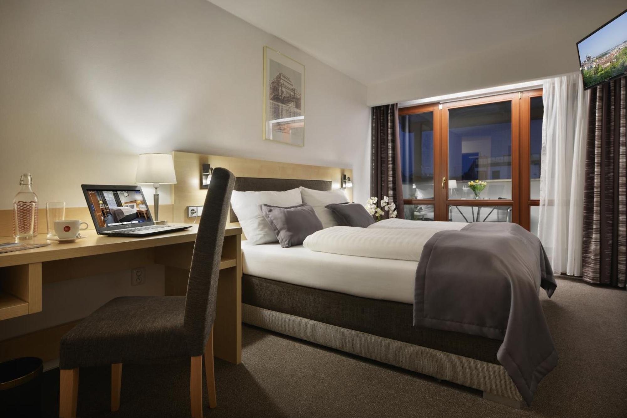 Prague Season Hotel Екстер'єр фото