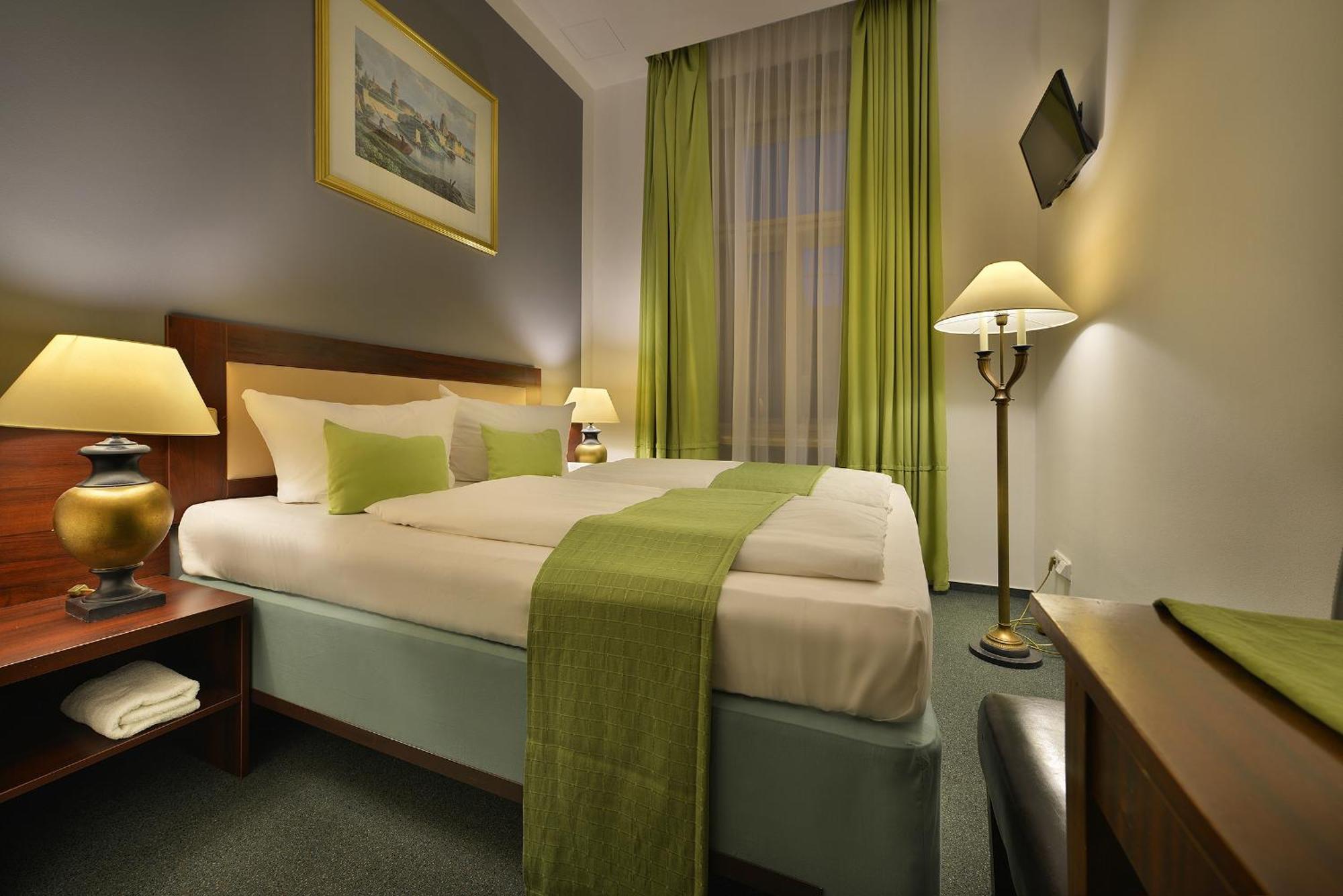 Prague Season Hotel Екстер'єр фото